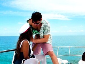 Ebony-Kapitän fickt Kunden auf dem Boot. Charles Dera bringt seine