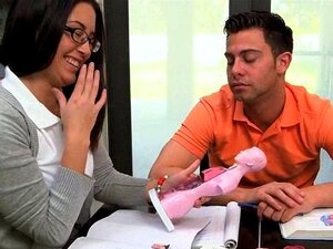 Großtittige Stiefmutter und süße Babe teilen sich einen großen