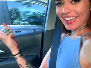 Tätowierte Skater-Süße Vanessa Vega beim Skateboarden und Squirten