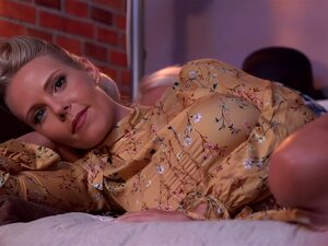 Blondes Babe mit großen Brüsten reitet im Cowgirl und lässt sich