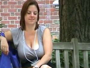 Tief hängende Milf-Titten. Tief hängende Milf