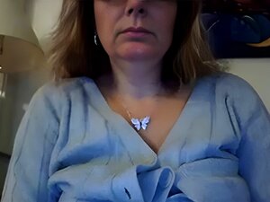 Vanha tyttö kiusaa hänen pillua, hieroo tissit