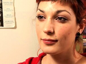 Lüsterne Raven Lotioniert ihren perfekten Körper und spielt