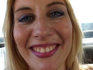 Großbusige Schlampe reitet harten Schwanz