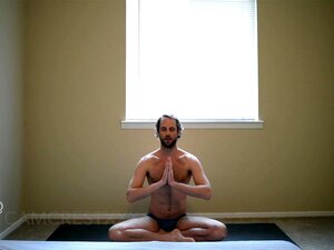 Sexy ragazzo in bikini che fa yoga