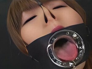 Japanerin bläst mit einem großen offenen Mundknebel
