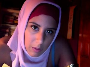 Arabische milf Göttin blinkt Ihre sexy nackten Kurven vor der webcam