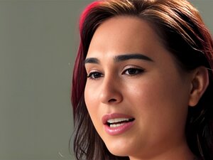 Heiße kleine Titten Transen Pornostar Ember Fiera masturbierte nach