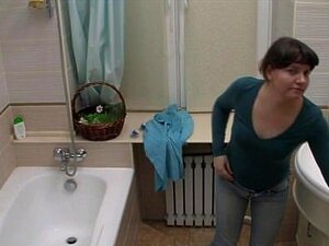 Tussi filmt sich selbst und spielt im Badezimmer wie eine Sau
