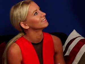 Babe entdeckt Schwanz, Strümpfe und High Heels. Heiße Braut entdeckt