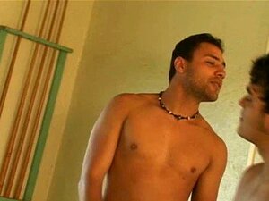 Senza preservativo con l'amante gay latino