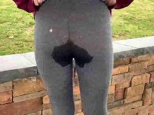 Junges Mädchen pisst in Leggings