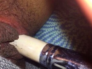 Masturbazione provocante con pennello per il trucco