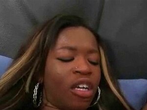 Twee grote zwarte konten en een grote lul. Adembenemende ebony schudt