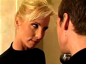 Stiefmutter, die ich gerne mit Locken ficken würde, wird gangbangt,