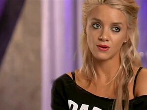 Sexy Damen haben Spaß mit Typen und lernen Pole-Dance. Sexy blonde