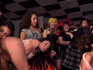 Orgie-Ficken und Gesichtsbesamung in öffentlicher Bar. Gruppe heißer