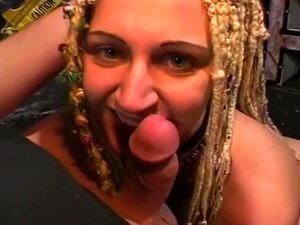 Sexy weiße Tussi verschlingt einen großen Schwanz, diese weiße