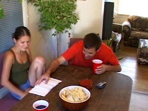 Süße frische tätowierte Süße liebt harten Sex mit einem älteren