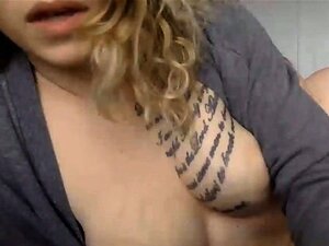 Femmina arrapata succhia un cazzo trans