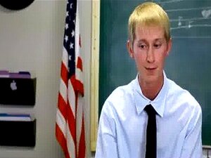 Die schwule Orgie Ace Sterling steht vorne im Klassenzimmer und