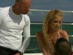 Ménage à trois com uma loira gostosa em um barco