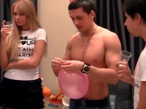 Pienet hoikat tuoreet brunetet ja blondihuorat Katarina, Lindsey ja