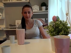 Tschechische Straßen: Brünette mit großem Vorbau und Monsterschwanz