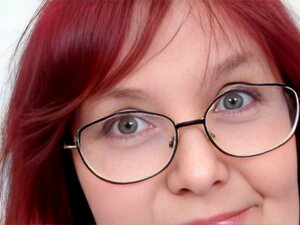 Roodharige natuurlijke tieten milf rekt haar harige kut uit