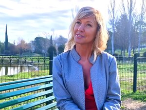 Emmy, eine 46-jährige Masseuse, versucht sich beim Casting mit