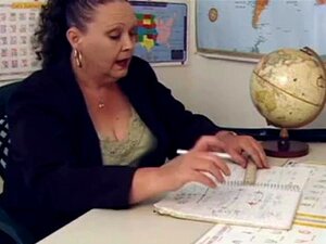 Brittiläinen kihara BBW-opettaja leikkii yksin