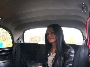 Schöner Tourist fickt Fake-Taxifahrer in der Öffentlichkeit