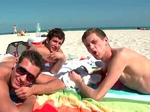 Bollente threesome gay con pompini parte 2