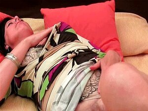 Behaarte reife Dame strippt und fickt mit den Fingern