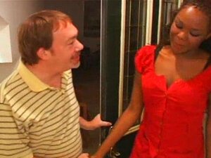 Raquellen lutka vaimo yllättää videon miehelleen Dirty D:stä ja