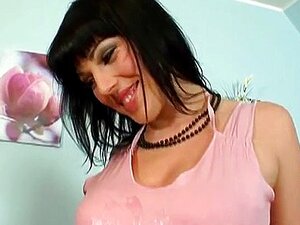 MILF bekommt ihren Arsch gedehnt