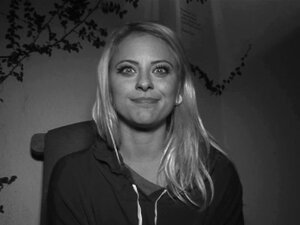 Cameron Canada bekommt eine Gesichtsbesamung im Schwimmbad