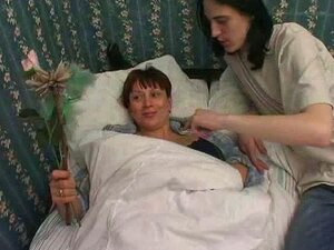 Зрела жена са два млађа момка