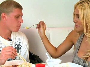 Typ füllt blonde Carmel Moore und fickt sie hart. Die nasse Fotze