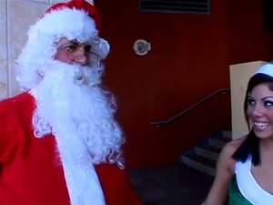 Santa Claus pflügt eine freche Muschi einer Tussi