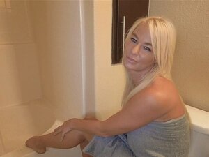 Ike hat eine wütende Hülle mit blauen Eiern, die gepflegt werden