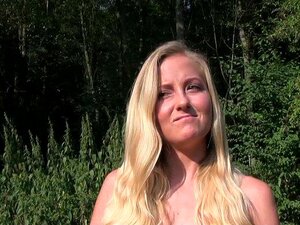 PublicAgent Schöne Blondine mit winziger Muschi liebt einen großen