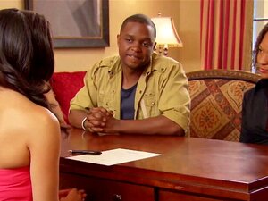 Um casal swinger se sente confortável o suficiente para assinar o