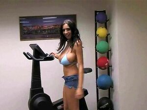 Jana Defi ist in Fitness engagiert