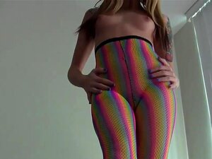 Mein 18-jähriger Arsch lässt diese Netzstrümpfe gut aussehen JOI