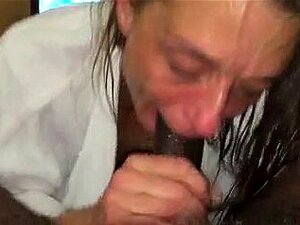 dünne Oma mit harten Nippeln leckt einen BBC