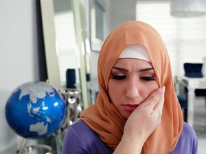 Dienstmädchen aus dem Osten Violet Gems hat Sex mit ihrem Chef