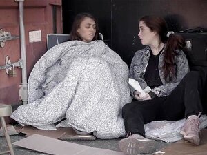 Gia und Evelyn Claire sind beste Freundinnen, die auf der Straße
