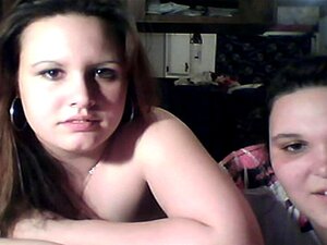 Fette mollige Süße spielen mit ihren Titten und ihrer Muschi auf