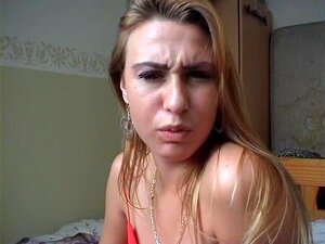 Lieve blonde laat haar kutje zien op de webcam. Dit is een echt
